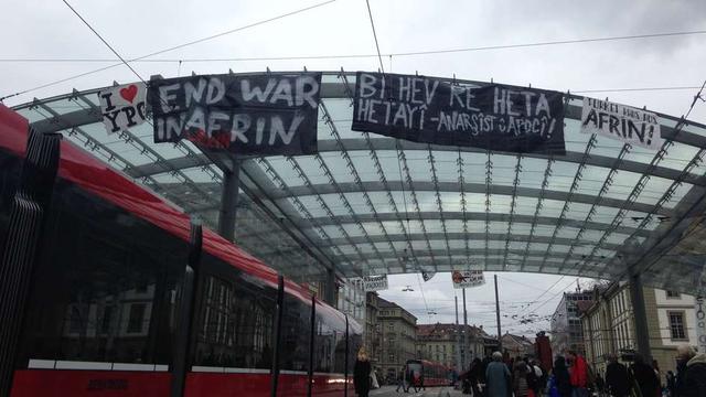 Des banderoles ont été accrochées sur la place de la gare de Berne, non loin du Palais fédéral. [SRF - MICHAEL SAHLI]