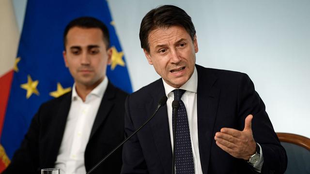 Giuseppe Conte (droite) avec son ministre de l'Economie Luigi Di Maio à Rome, 15.10.2018. [AFP - Filippo Monteforte]