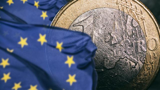 Une pièce d'un euro entre deux drapeaux européens. [picture alliance - DPA - AFP - Klaus Ohlenschläger]