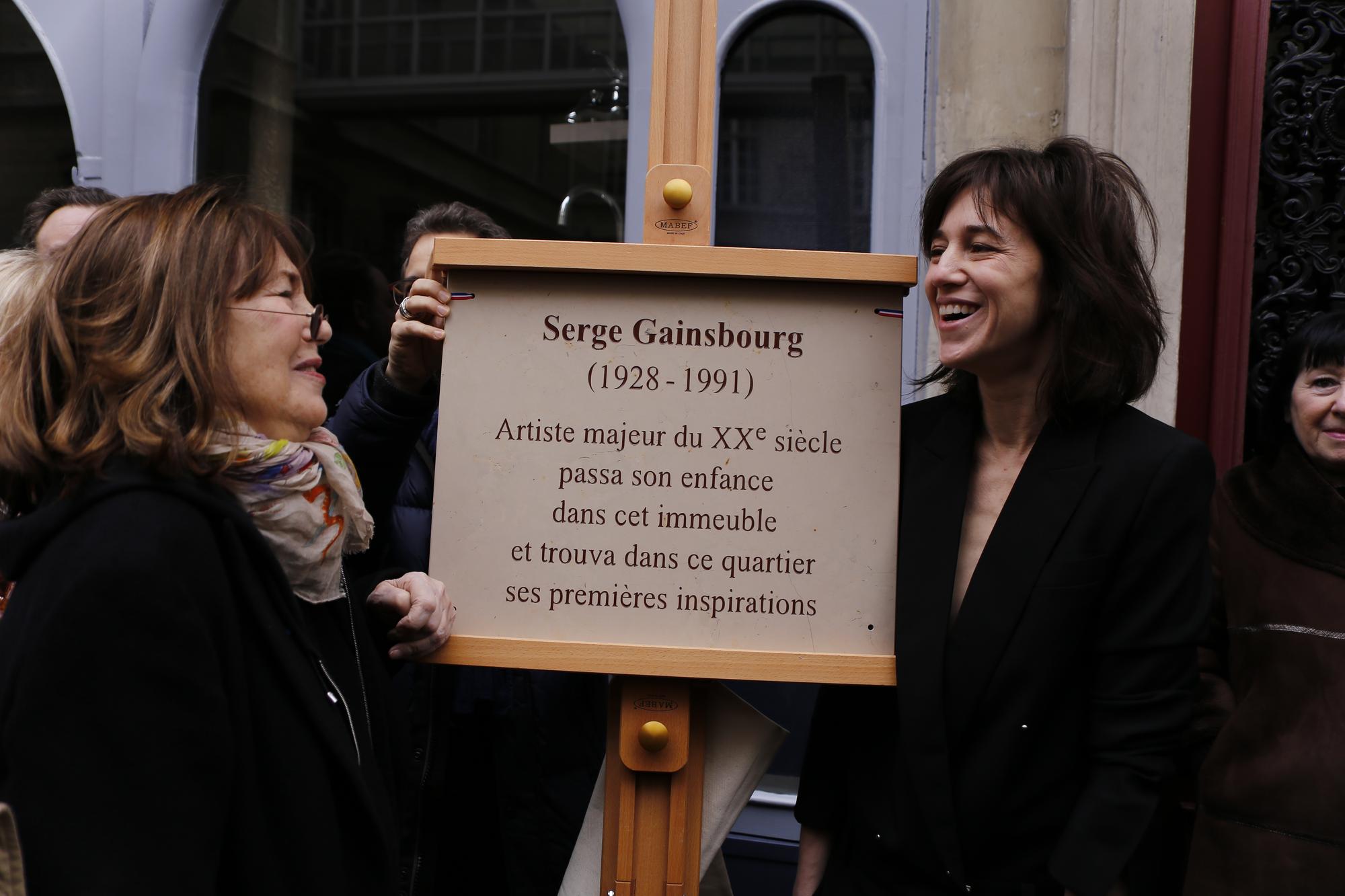 Jane Birkin et sa fille Charlotte Gainsbourg durant une cérémonie en hommage à Serge Gainsbourg, le 10 mars 2016 à Paris. [AFP - BERNARD MANIGAULT / CROWDSPARK]