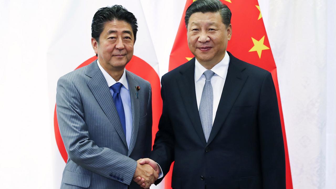 Le Premier ministre japonais Shinzo Abe et le président chinois Xi Jinping en septembre dernier. [Keystone - Xie Huanchi - Xinhua via AP]