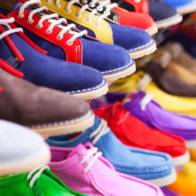 Un étalage de chaussures très colorées dans un magasin. [Fotolia - JackF]