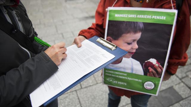 Certains parlementaires souhaitent une récolte des signatures par internet. [Keystone - Jean-Christophe Bott]