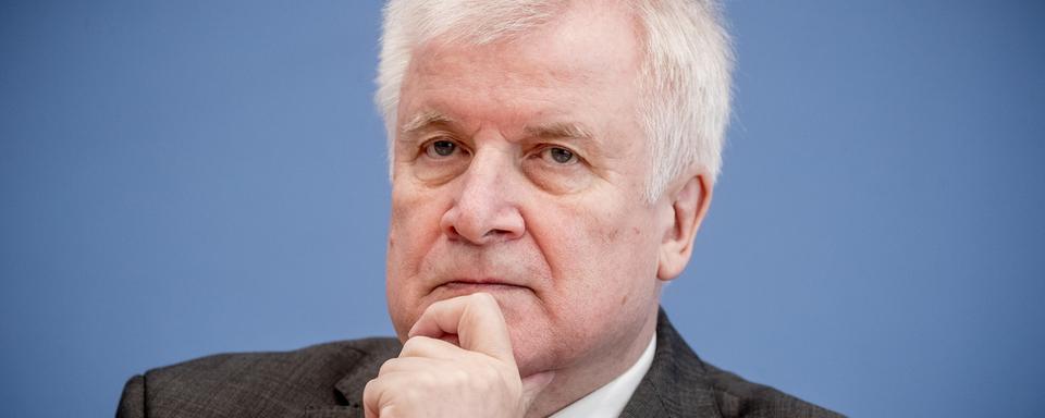 Le président de la CSU Horst Seehofer est remis en question dans son propre parti. [KEYSTONE/DPA - Michael Kappeler]