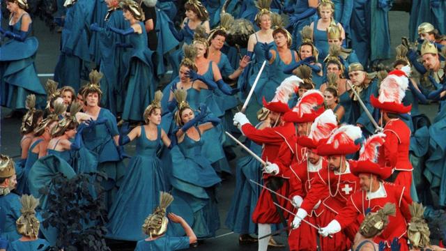 Les cents suisses face aux danseuses d'Orphée, lors de la dernière édition de la Fête des vignerons, en 1999. [Keystone - Patrick Aviolat]