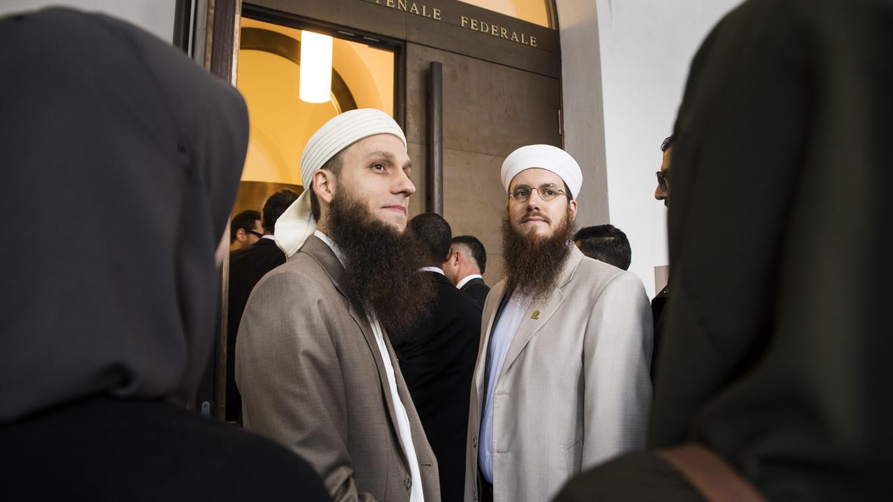 Nicolas Blancho (à dr.) et Qaasim Illi, respectivement président et porte-parole du Conseil central islamique de Suisse, lors de leur procès au Tribunal pénal de Bellinzone, le 16 mai 2018. [Keystone - Alessandro Crinari]