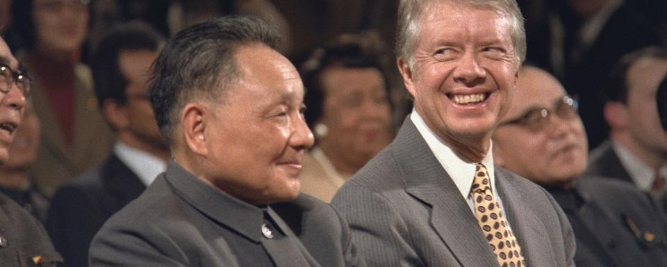 Les présidents Deng Xiaoping (Chine) et Jimmy Carter (USA) réunis à l'occasion de la signature d'accords le 31 janvier 1979.