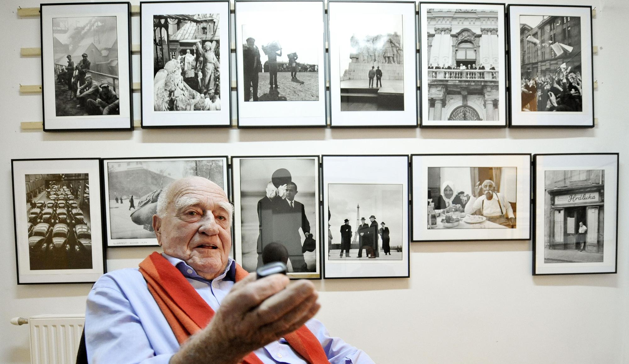 Erich Lessing, membre de l'agence Magnum, devant quelques-unes de ses photographies. [APA/AFP - Herbert Neubauer]
