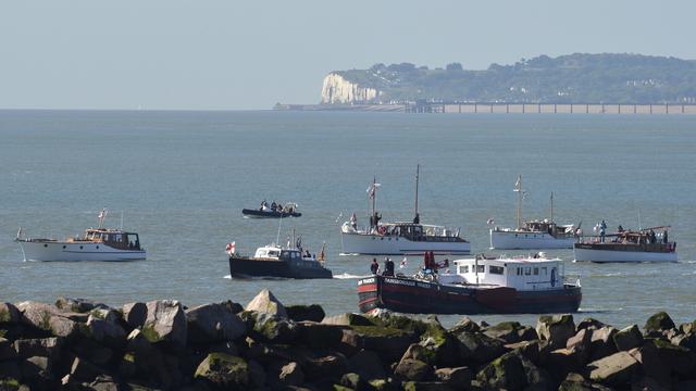 Des bateaux britanniques naviguent dans la Manche avec la ville anglaise de Douvres en arrière-plan. [REUTERS - Toby Melville]