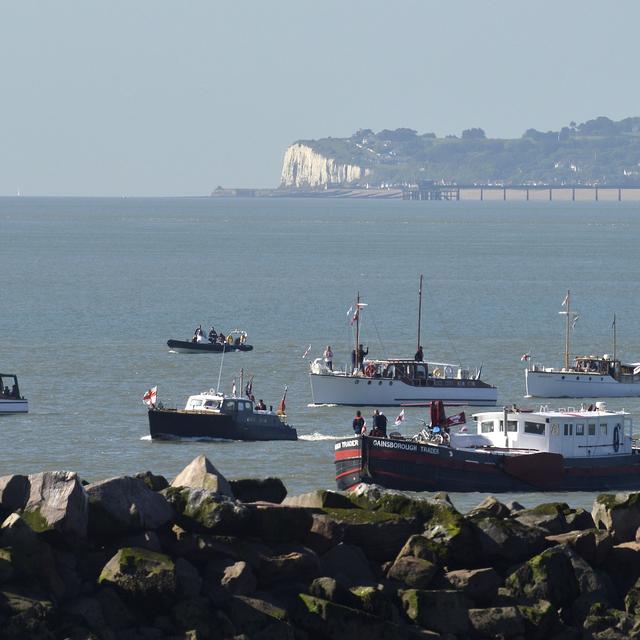 Des bateaux britanniques naviguent dans la Manche avec la ville anglaise de Douvres en arrière-plan. [REUTERS - Toby Melville]