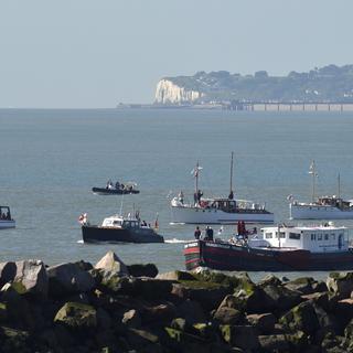 Des bateaux britanniques naviguent dans la Manche avec la ville anglaise de Douvres en arrière-plan. [REUTERS - Toby Melville]