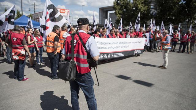 Des employés des CFF manifestent à Berne ce lundi 18 juin. [Keystone - Peter Schneider]