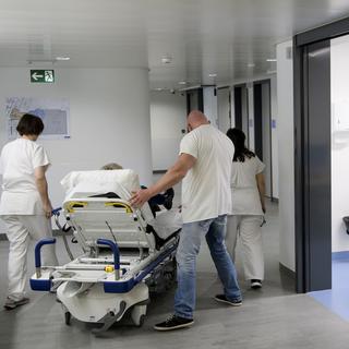 Le personnel de l'Hôpital fribourgeois ne doit plus être employé par l’Etat, selon un rapport confidentiel. [Keystone - Jean-Christophe Bott]