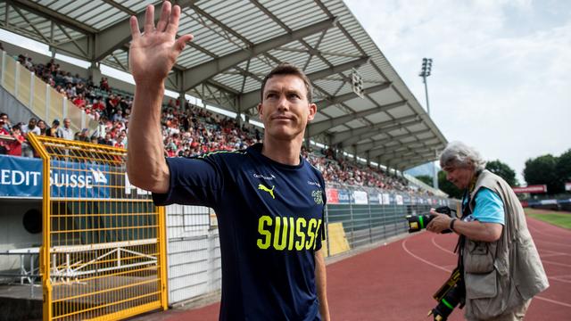 Lichtsteiner salue le public du Cornaredo. [Gabriele Putzu]