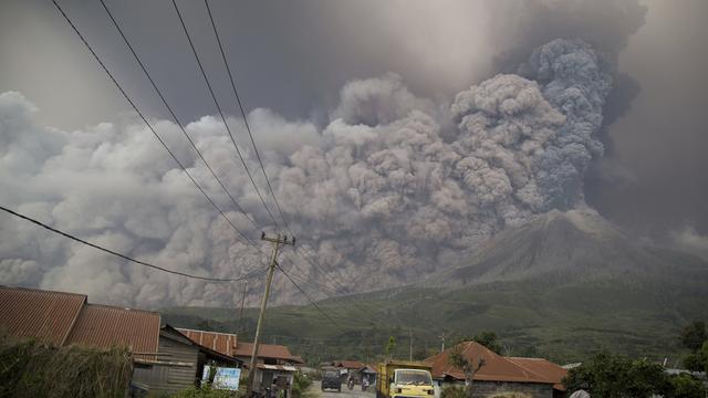 Le Sinabung et son nuage de cendres, ce 19 février 2018, sur l'île indonésienne de Sumatra. [AP - ENDRO RUSHARYANTO]