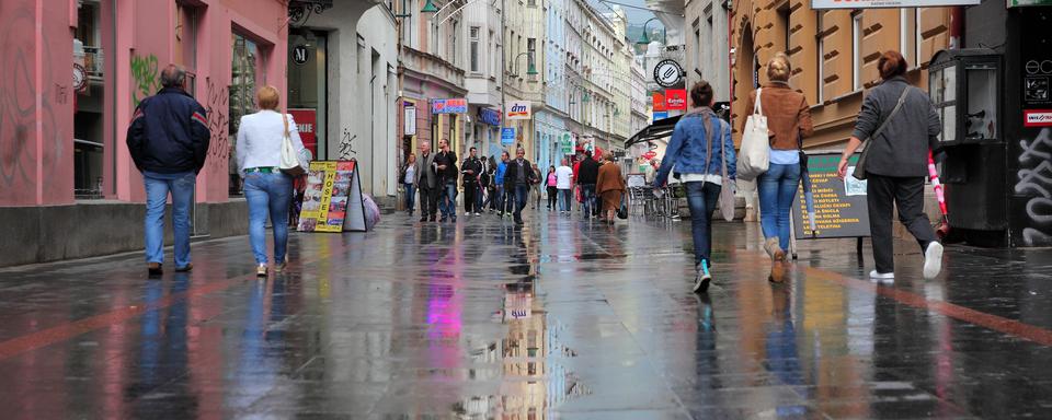 La Bosnie-Herzégovine (ici, une rue de Sarajevo) se vie de sa population. [AFP - Manuel Cohen]