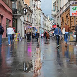 La Bosnie-Herzégovine (ici, une rue de Sarajevo) se vie de sa population. [AFP - Manuel Cohen]