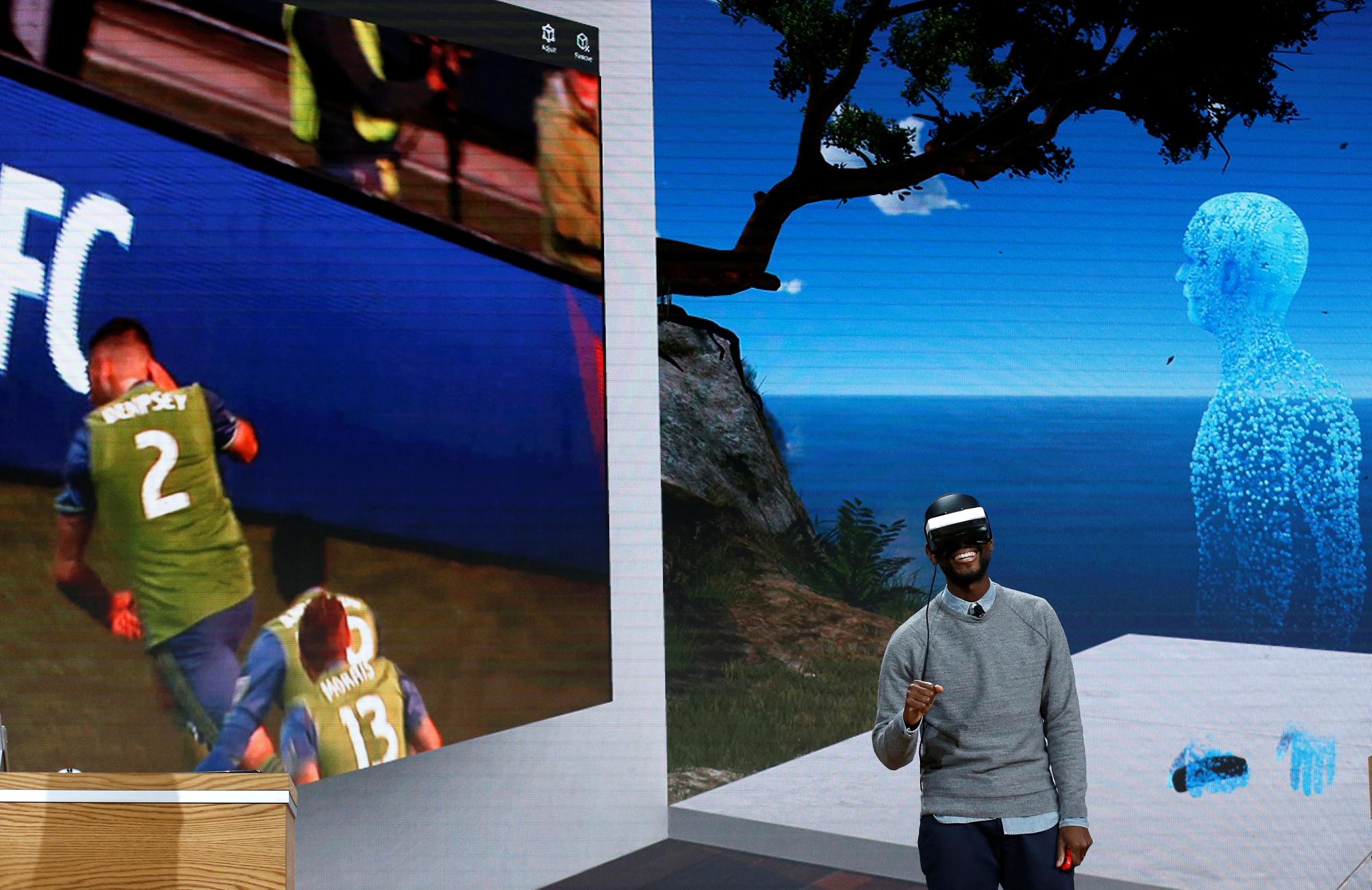 Un designer de chez Microsoft teste un casque de réalité virtuelle à New York le 26 octobre 2016. [Reuters - Lucas Jackson]