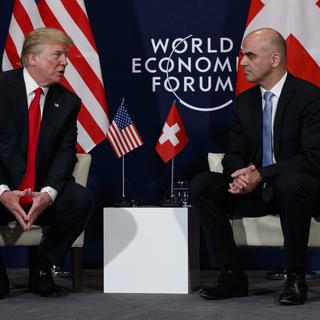 Donald Trump et Alain Berset vendredi à Davos. [Keystone - Evan Vucci]