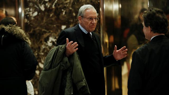 Le journaliste Bob Woodward devant la tour Trump à New York, en janvier 2017. [Reuters - Mike Segar]