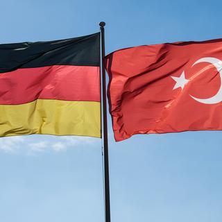 Les drapeaux allemand et turc. [Keystone - EPA/Clemens Bilan]