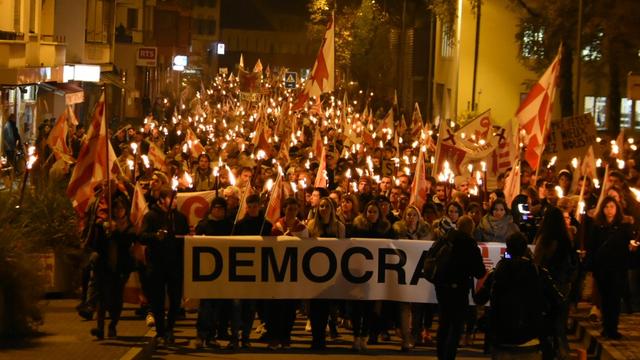 Entre 5000 et 10'000 personnes ont manifesté vendredi soir à Moutier. [RTS - Gaël Klein]