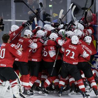 L'équipe de Suisse fête sa victoire face au Canada lors des demies-finales des Championnats du monde de hockey sur glace. [Keystone - Liselotte Sabroe - EPA]