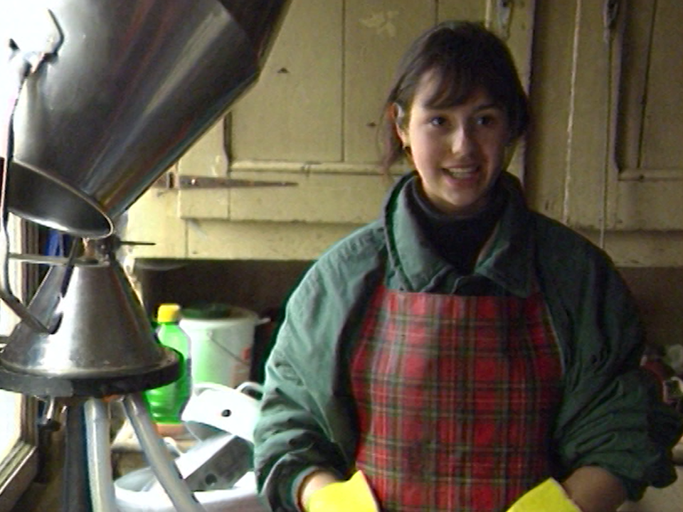 Charmaine, volontaire anglaise dans une ferme de Fresens. [RTS]