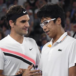 Roger Federer et Hyeon Chung. [Keystone - AP Photo/Andy Brownbill]