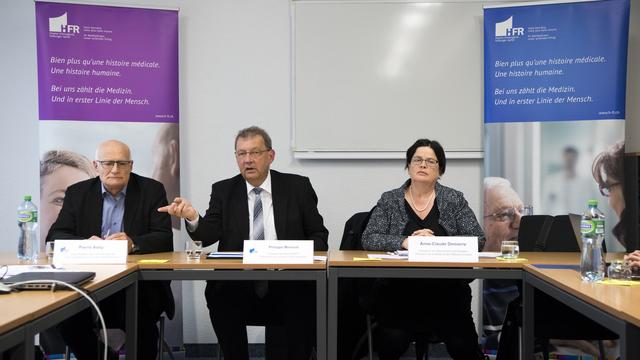 Pierre Aeby, vice-président du Conseil d'administration de l'HFR, Philippe Menoud, président, et la conseillère d'Etat Anne-Claude Demierre (de g. à d.). [Keystone - Anthony Anex]