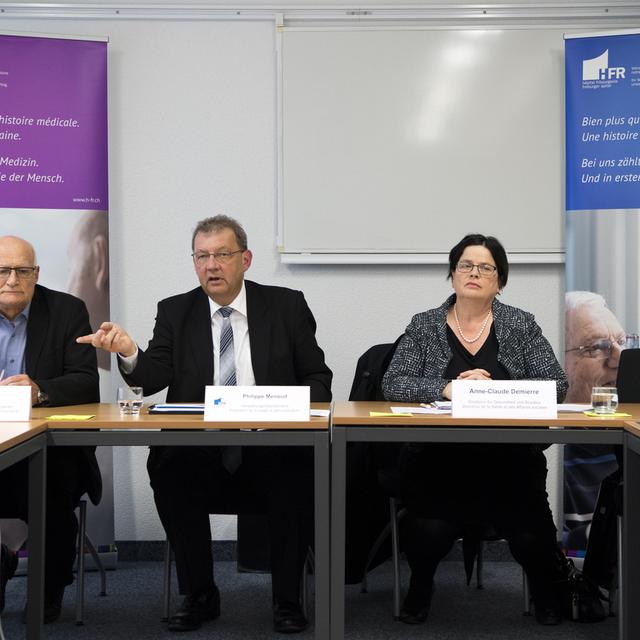 Pierre Aeby, vice-président du Conseil d'administration de l'HFR, Philippe Menoud, président, et la conseillère d'Etat Anne-Claude Demierre (de g. à d.). [Keystone - Anthony Anex]