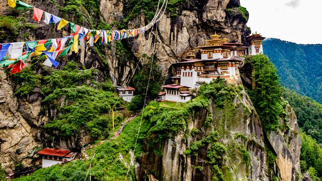 Vue de Taktshang Goemba au Bhoutan. [Fotolia - mc_noppadol]