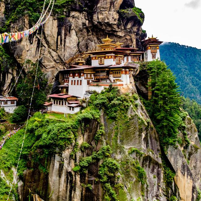 Vue de Taktshang Goemba au Bhoutan. [Fotolia - mc_noppadol]