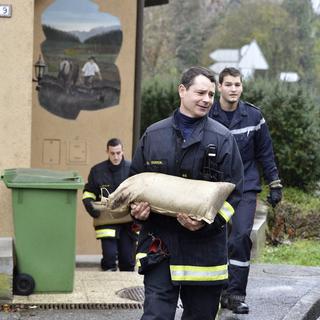 Les pompiers bénévoles sont de moins en moins nombreux en Suisse. [Keystone - Martial Trezzini]