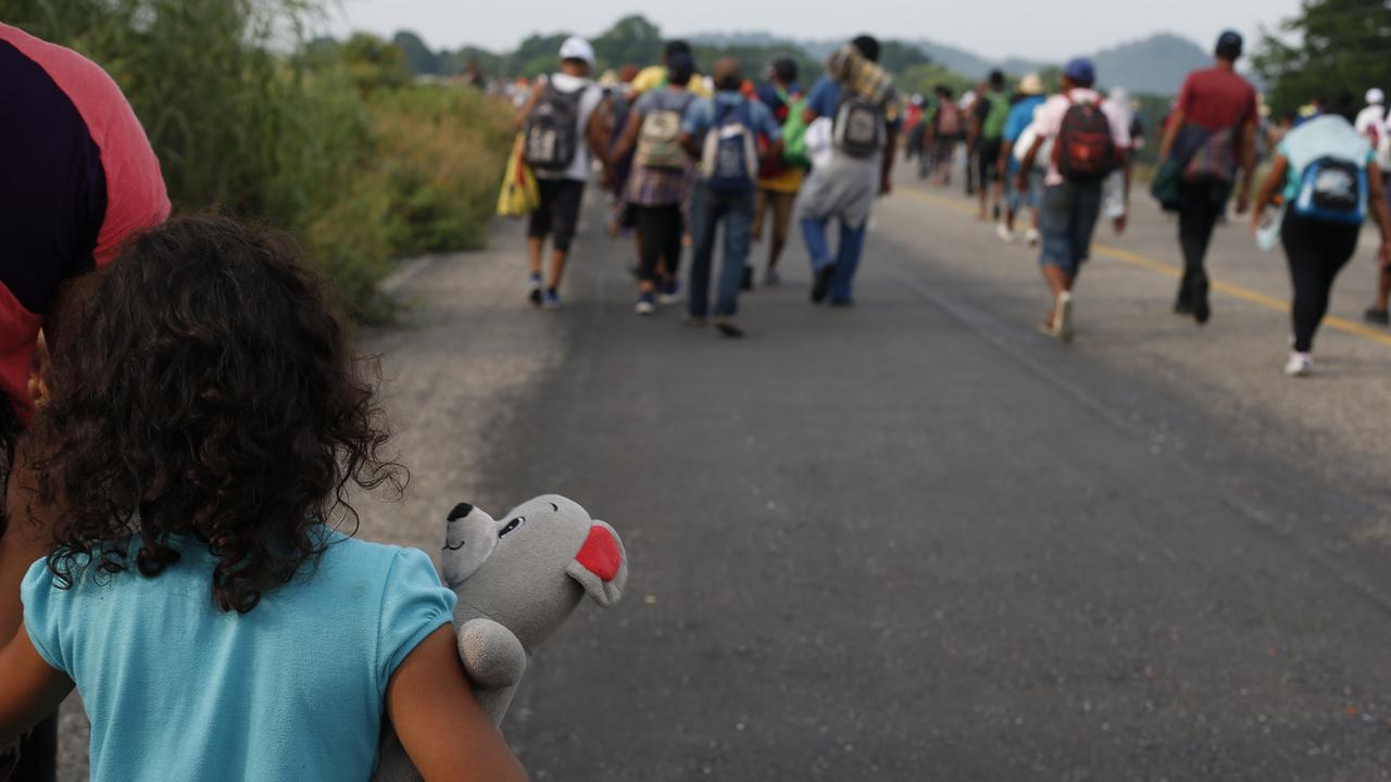 Une jeune migrante sur la route pour les Etats-Unis. [Keystone - Rebecca Blackwell]
