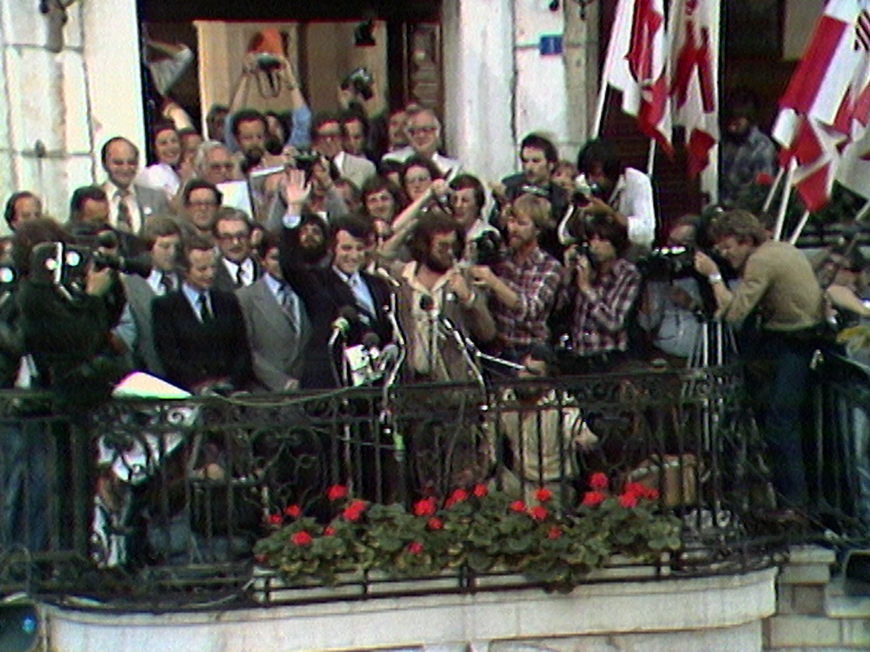 François Lachat, président de la Constituante, annonce l'entrée officielle du canton du Jura dans la Confédération. [RTS]