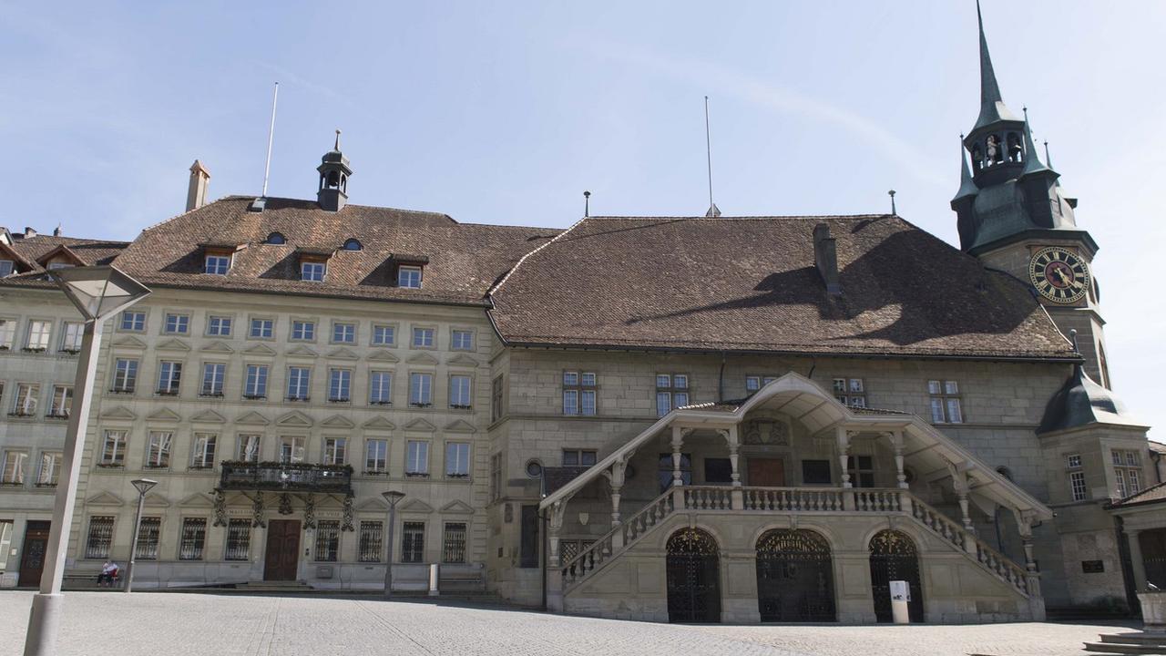 La campagne pour l'élection complémentaire au Conseil d'Etat fribourgeois est restée calme (ici l'Hôtel de Ville de Fribourg). [AP/Keystone - Thomas Delley]