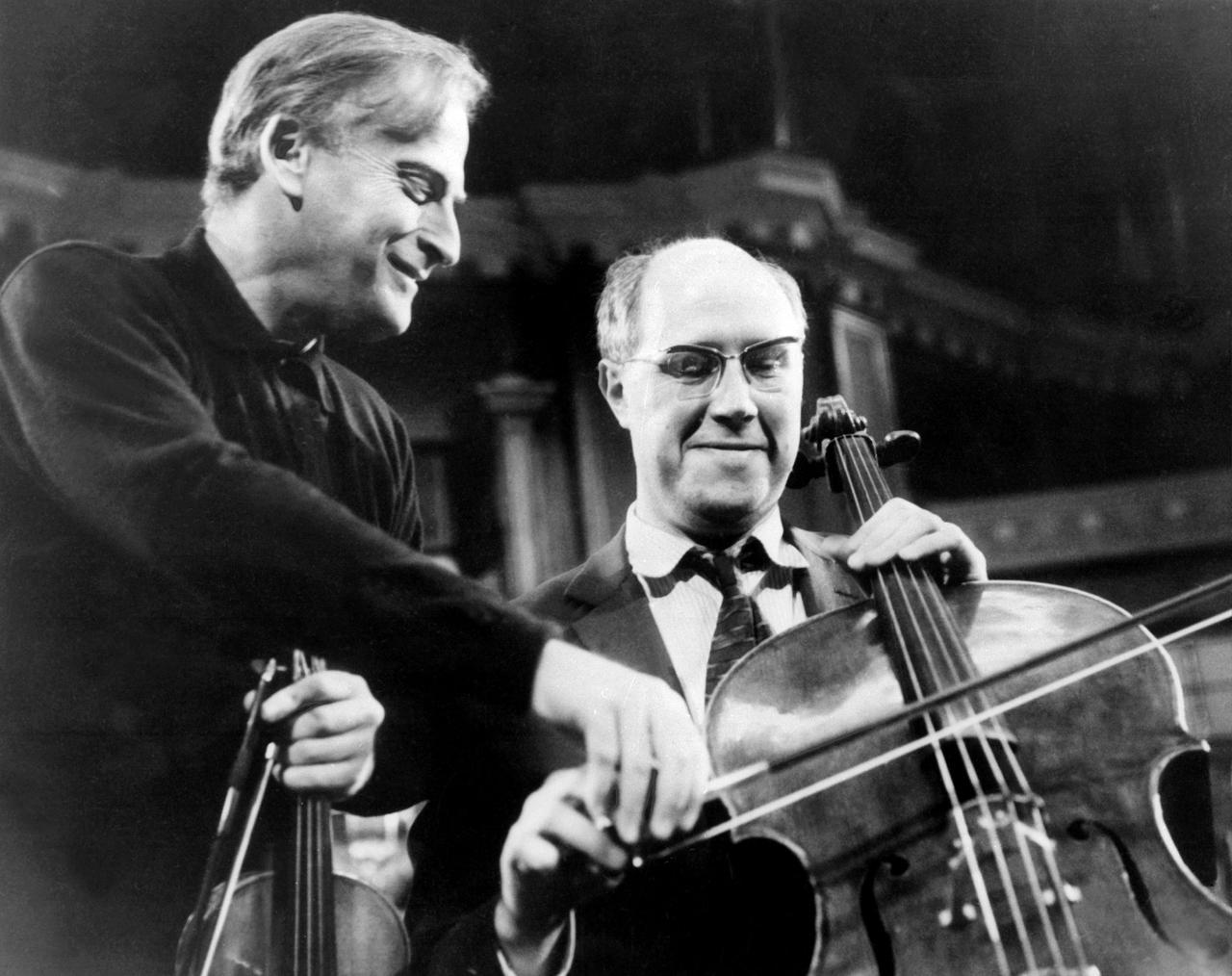 Le violoniste Yehudi Menuhin avec le violoncelliste russe Mstislav Rostropovich au Royal Albert Hall à Londres le 30 juin 1964. [Getty Images]