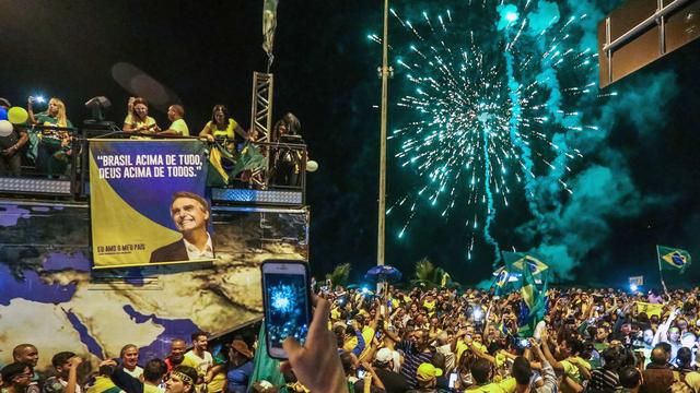 Les partisans de Jair Bolsonaro fêtent sa victoire dans les rues de Rio de Janeiro. [Keystone/EPA - Fernando Maia]