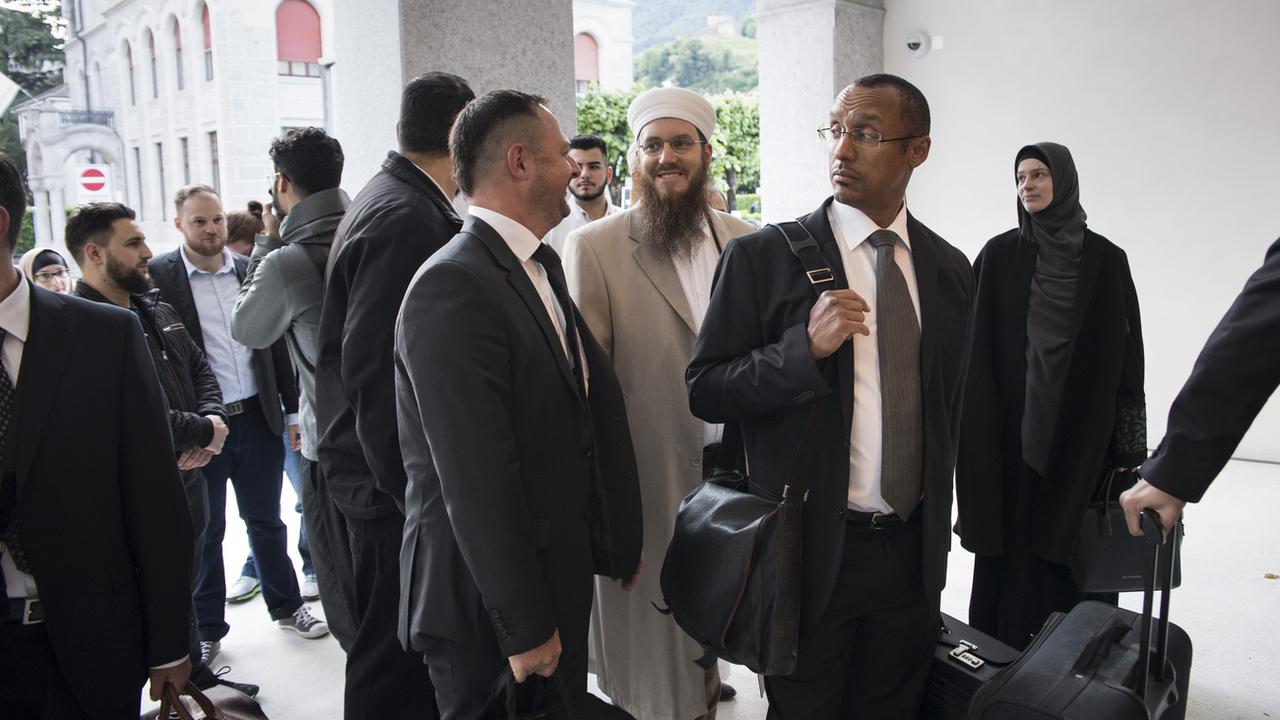 Nicolas Blancho, président du Conseil central islamique de Suisse, entouré de ses avocats, au moment de son procès au Tribunal pénal de Bellinzone (TI). [Ti-Press/Keystone - Alessandro Crinari]