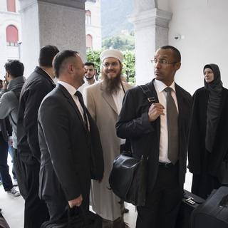 Nicolas Blancho, président du Conseil central islamique de Suisse, entouré de ses avocats, au moment de son procès au Tribunal pénal de Bellinzone (TI). [Ti-Press/Keystone - Alessandro Crinari]