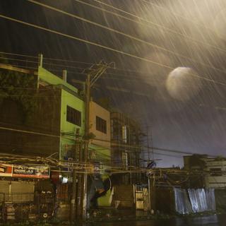 De forts vents et la pluie se sont abattus sur les Philippines au passage du typhon. [AP/Keystone - Aaron Favila]