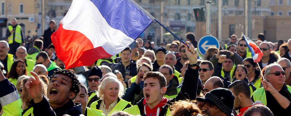 Ici, des "gilets jaunes" protestent contre la hausse des prix du Diesel mais aussi le coût de la vie, à Marseille, au sud de la France. [Jean-Paul Pelissier]