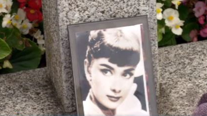 Tombe d'Audrey Hepburn à Tolochenaz. [RTS]