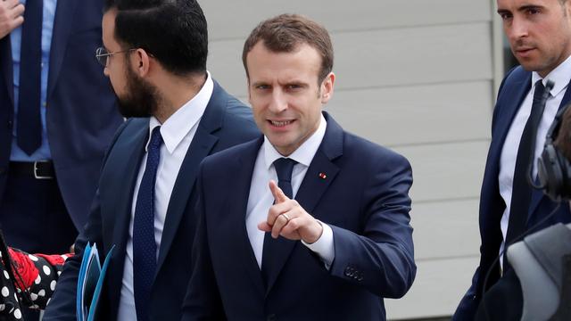 Le président français Emmamuel Macron peu avant son interview télévisée sur TF1 à Berd'hui, en Normandie. [Reuters - Gonzalo Fuentes]