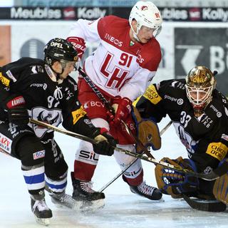 La saison de hockey sur glace débute avec le derby romand Fribourg-Lausanne. [Keystone - Laurent Gillieron]
