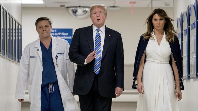 Donald et Melania Trump à l'hôpital Broward Health en Floride. [AP/Keystone - Andrew Harnik]