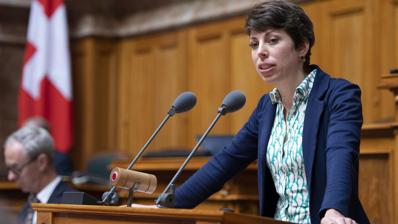 La conseille nationale Lisa Mazzone (Les Verts/GE) au pupitre de la chambre basse lors de la session d'automne 2018 à Berne. [Keystone - Anthony Anex]