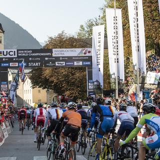 Les coureurs s'élançant d'Innsbruck ce dimanche 30 septembre. [Keystone - Reinhard Eisenbauer - APA - EXPA]