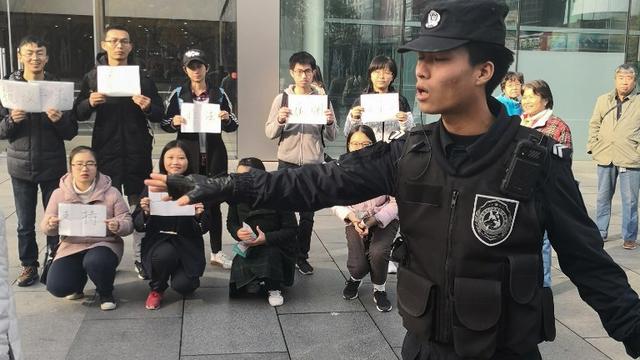 Manifestation contre l'engagement illégal d'étudiants dans l'usine Apple à Pékin, 08.11.2018. [AFP - Zhifan Liu]